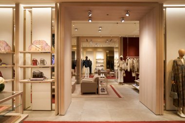 ŞARKI - NOVEMBER 05, 2023: Mallar Marina Körfezi Sands 'deki Loro Piana mağazasında sergileniyor.