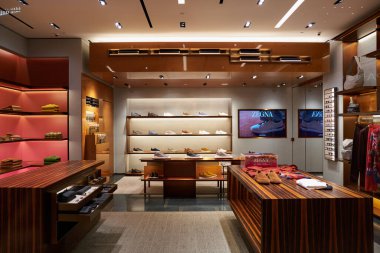 ŞARKI - NOVEMBER 05, 2023: Marina Körfezi Sands 'deki Zegna mağazasında sergilenen mallar.