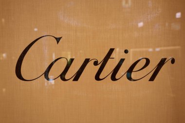 ŞARKI - NOVEMBER 05, 2023: Marina Körfezi Sands Dükkanlarında görülen Cartier işaretinin yakın plan çekimi.