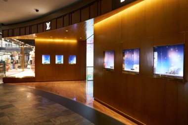 ŞARKI - NOVEMBER 05, 2023: Louis Vuitton 'un Marina Körfezi Sands Dükkanına giriş.