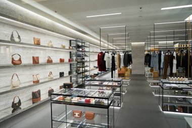 ŞARKI - NOVEMBER 05, 2023: Marina Körfezi Sands Dükkanındaki Celine mağazasında sergilenen mallar.
