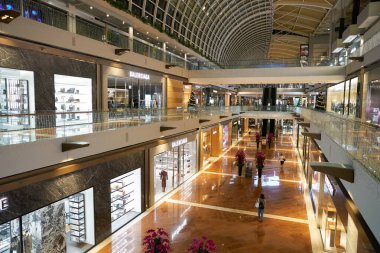 SINGAPORE - Kasım 05, 2023: Marina Körfezi Sands 'deki Dükkanların iç çekimleri.