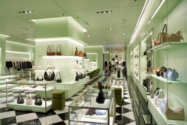 ŞARKI - NOVEMBER 05, 2023: Marina Körfezi Sands 'deki Prada mağazasında sergilenen mallar.