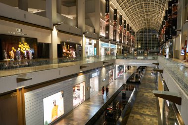 SINGAPORE - Kasım 05, 2023: Marina Körfezi Sands 'deki Dükkanların iç çekimleri.