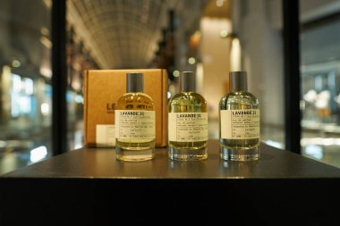 ŞARKI - NOVEMBER 05, 2023: Le Labo Lavande 31 şişe Marina Körfezi Sands Dükkanlarında sergilendi.