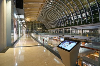 SINGAPORE - NOVEMBER 05, 2023: Marina Körfezi Sands Dükkanlarındaki etkileşimli bilgi kiosku.