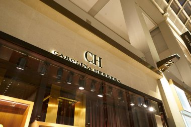 ŞARKI - NOVEMBER 05, 2023: Carolina Herrera tabelası Marina Körfezi Sands 'deki Shoppes mağazasındaki butikte görüldü.