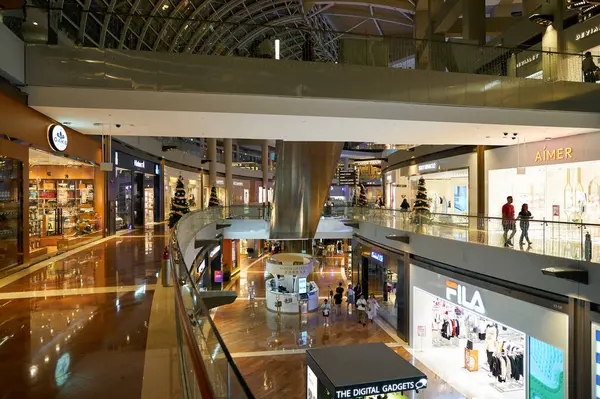 SINGAPORE - Kasım 05, 2023: Marina Körfezi Sands 'deki Dükkanların iç çekimleri.