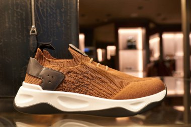 SINGAPORE - NOVEMBER 05, 2023: Marina Körfezi Sands 'deki Shoppes mağazasında Berluti mağazasının yakın plan çekimi.