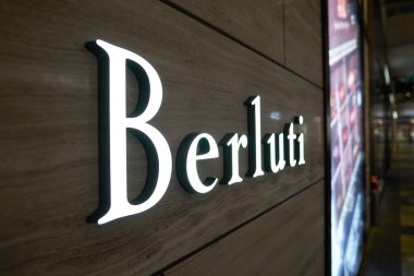 SINGAPORE - NOVEMBER 05, 2023: Marina Körfezi Sands 'deki dükkandaki Berluti tabelasının yakın çekimi.