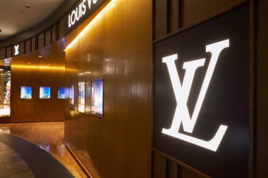 SINGAPORE - NOVEMBER 05, 2023: Marina Körfezi Sands Dükkanları 'nda Louis Vuitton' un tabelasının yakın çekimi