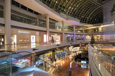 SINGAPORE - Kasım 05, 2023: Marina Körfezi Sands 'deki Dükkanların iç çekimleri.