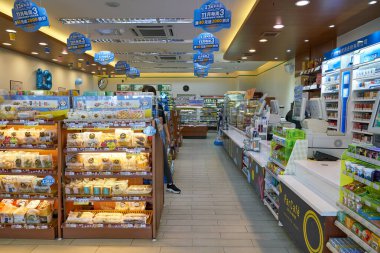Shenzhen, Çin - 20 Kasım 2019: Shenzhen 'deki Aile Marketi' nin iç çekimleri.