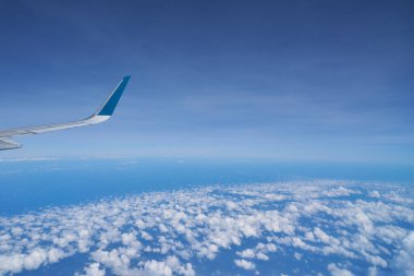Gündüz vakti modern uçaklardan bulutların üzerinde görülen hava manzarası.