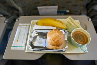 HO CHI MINH CITY, VİETNAM - 24 Mart 2023: Vietnam Havayolları Airbus A321 ekonomi sınıfında yemek servisi.