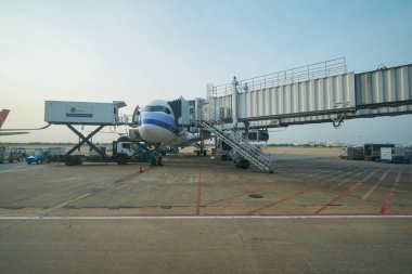 HO CHI MINH CITY, VİETNAM - 24 Mart 2023: Tan Son Nhat Uluslararası Havalimanı pistindeki uçak.