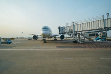 HO CHI MINH CITY, VİETNAM - 24 Mart 2023: Tan Son Nhat Uluslararası Havalimanı pistindeki uçak.