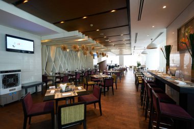 HO CHI MINH CITY, VİETNAM - 25 Mart 2023: Novotel Saigon Centre 'daki restoranın iç çekimleri.