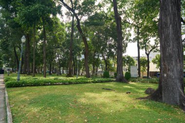HO CHI MINH CITY, VİETNAM - 25 Mart 2023: Ho Chi Minh City 'deki bir parkın sokak manzarası.