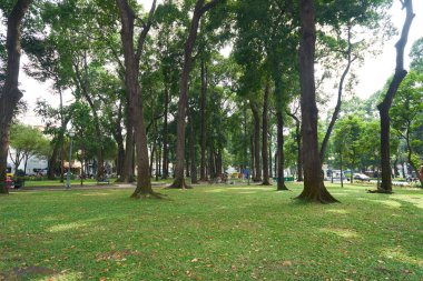 HO CHI MINH CITY, VİETNAM - 25 Mart 2023: Ho Chi Minh City 'deki bir parkın sokak manzarası.