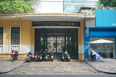 HO CHI MINH CITY, VİETNAM - 25 Mart 2023: Ho Chi Minh City 'deki Tran Dai Nghia Lisesi' ne giriş.