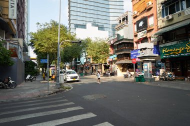 HO CHI MINH CITY, VİETNAM - 25 Mart 2023: Ho Chi Minh City 'deki bir cadde manzarası.