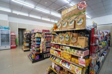 HO CHI MINH CITY, VİETNAM - 25 Mart 2023: FamilyMart market içi çekim.