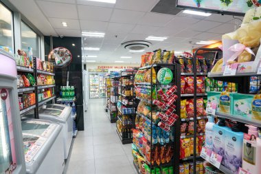 HO CHI MINH ŞEHRİ, VİETNAM - 25 Mart 2023: 7-Eleven bakkalının içi.