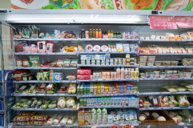 HO CHI MINH ŞEHRİ, VİETNAM - 25 Mart 2023: 7-Eleven bakkalının içi.