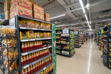 KUALA LUMPUR, MALAYSIA - 26 Mayıs 2023: Berjaya Times Meydanı Kuala Lumpur 'da NSK Grocer' ın iç çekimi.