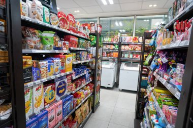 HO CHI MINH ŞEHRİ, VİETNAM - 25 Mart 2023: 7-Eleven bakkalının içi.