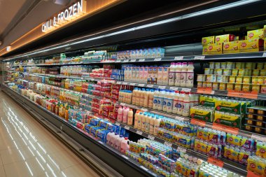 KUALA LUMPUR, MALAYSIA - 26 Mayıs 2023: Berjaya Times Meydanı Kuala Lumpur 'da NSK Grocer' ın iç çekimi.
