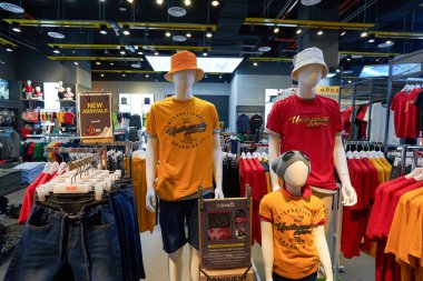 KUALA LUMPUR, MALAYSIA - 27 Mayıs 2023: LaLaport Bukit Bintang Şehir Merkezi 'ndeki Como mağazasında giysili mankenler sergileniyor.