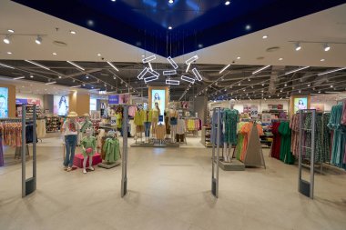 KUALA LUMPUR, MALAYSIA - 27 Mayıs 2023: LaLaport Bukit Şehir Merkezi 'ndeki Max Fashion mağazasında çeşitli giysiler sergileniyor.