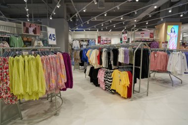 KUALA LUMPUR, MALAYSIA - 27 Mayıs 2023: LaLaport Bukit Şehir Merkezi 'ndeki Max Fashion mağazasının iç çekimleri.