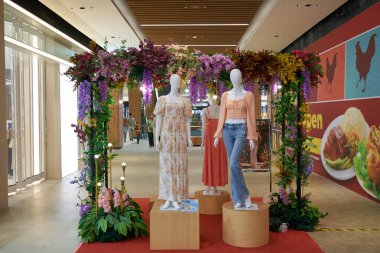 KUALA LUMPUR, MALAYSIA - 27 Mayıs 2023: LaLaport Bukit Bintang Şehir Merkezi alışveriş merkezinde giysili mankenler sergileniyor.