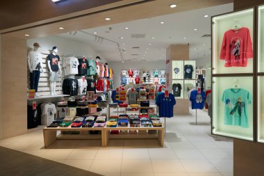 KUALA LUMPUR, MALAYSIA - 27 Mayıs 2023: LaLaport Bukit Şehir Merkezi 'ndeki Sağduyu mağazasında çeşitli giysiler sergileniyor.