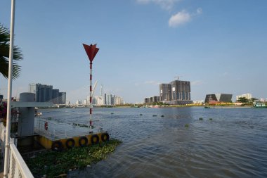 HO CHI MINH CITY, VİETNAM - 25 Mart 2023: Ho Chi Minh şehrinde 1. Mıntıka 'dan Saigon Nehri manzarası.