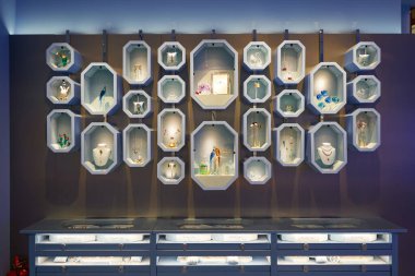 KUALA LUMPUR, MALAYSIA - 27 Mayıs 2023: LaLaport Bukit Bintang Şehir Merkezi 'ndeki Swarovski mağazasının iç çekimleri. Swarovski Avusturyalı bir cam üreticisi..