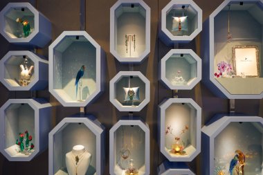 KUALA LUMPUR, MALAYSIA - 27 Mayıs 2023: LaLaport Bukit Bintang Şehir Merkezi 'ndeki Swarovski mağazasının iç çekimleri. Swarovski Avusturyalı bir cam üreticisi..