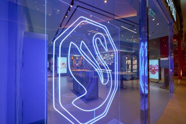 KUALA LUMPUR, MALAYSIA - 27 Mayıs 2023: LaLaport Bukit Bintang Şehir Merkezi 'ndeki Swarovski mağazasında görülen Swan tabelasının yakın çekimi. Swarovski Avusturyalı bir cam üreticisi..