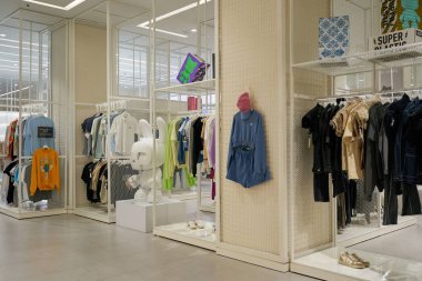 KUALA LUMPUR, MALAYSIA - 27 Mayıs 2023: LaLaport Bukit Şehir Merkezi 'ndeki M Mağazası Laboratuvarı' nın iç çekimi.