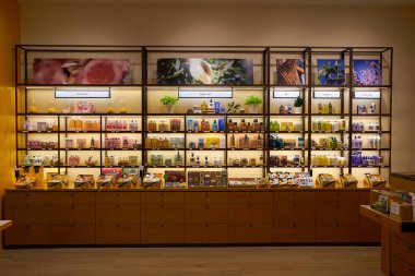 KUALA LUMPUR, MALAYSIA - 27 Mayıs 2023: LaLaport Bukit Bintang Şehir Merkezi alışveriş merkezindeki L 'Occitane mağazasının iç çekimi. L 'Occitane, vücut, yüz, saç, parfüm ve ev ürünleri satan lüks bir Fransız perakendecisi..