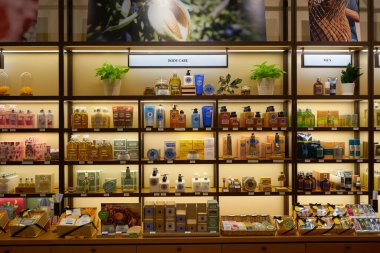 KUALA LUMPUR, MALAYSIA - 27 Mayıs 2023: LaLaport Bukit Bintang Şehir Merkezi alışveriş merkezindeki L 'Occitane mağazasının iç çekimi. L 'Occitane, vücut, yüz, saç, parfüm ve ev ürünleri satan lüks bir Fransız perakendecisi..