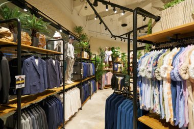 KUALA LUMPUR, MALAYSIA - 27 Mayıs 2023: LaLaport Bukit Şehir Merkezi 'ndeki Sacoor Blue mağazasının iç çekimleri.