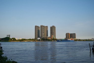 HO CHI MINH CITY, VİETNAM - 25 Mart 2023: Ho Chi Minh şehrinde 1. Mıntıka 'dan Saigon Nehri manzarası.