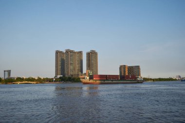 HO CHI MINH CITY, VİETNAM - 25 Mart 2023: Ho Chi Minh şehrinde 1. Mıntıka 'dan Saigon Nehri manzarası.