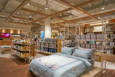 KUALA LUMPUR, MALAYSIA - 27 Mayıs 2023: LaLaport Bukit Şehir Merkezi 'ndeki Metrojaya mağazasının iç çekimleri.