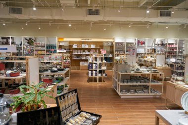 KUALA LUMPUR, MALAYSIA - 27 Mayıs 2023: LaLaport Bukit Şehir Merkezi 'ndeki Metrojaya mağazasının iç çekimleri.