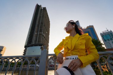 HO CHI MINH CITY, VİETNAM - 25 Mart 2023: Ho Chi Minh City 'deki Bach Dang Wharf' ta poz veren kadın.